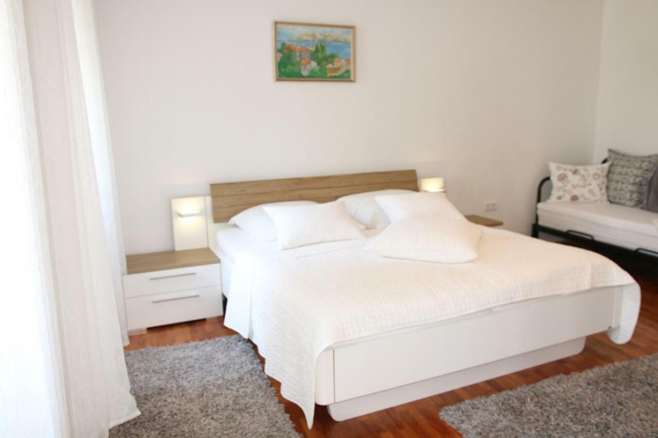 Central House Nona Crikvenica Buitenkant foto
