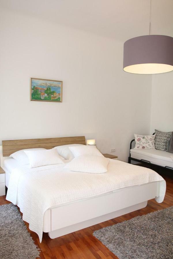 Central House Nona Crikvenica Buitenkant foto