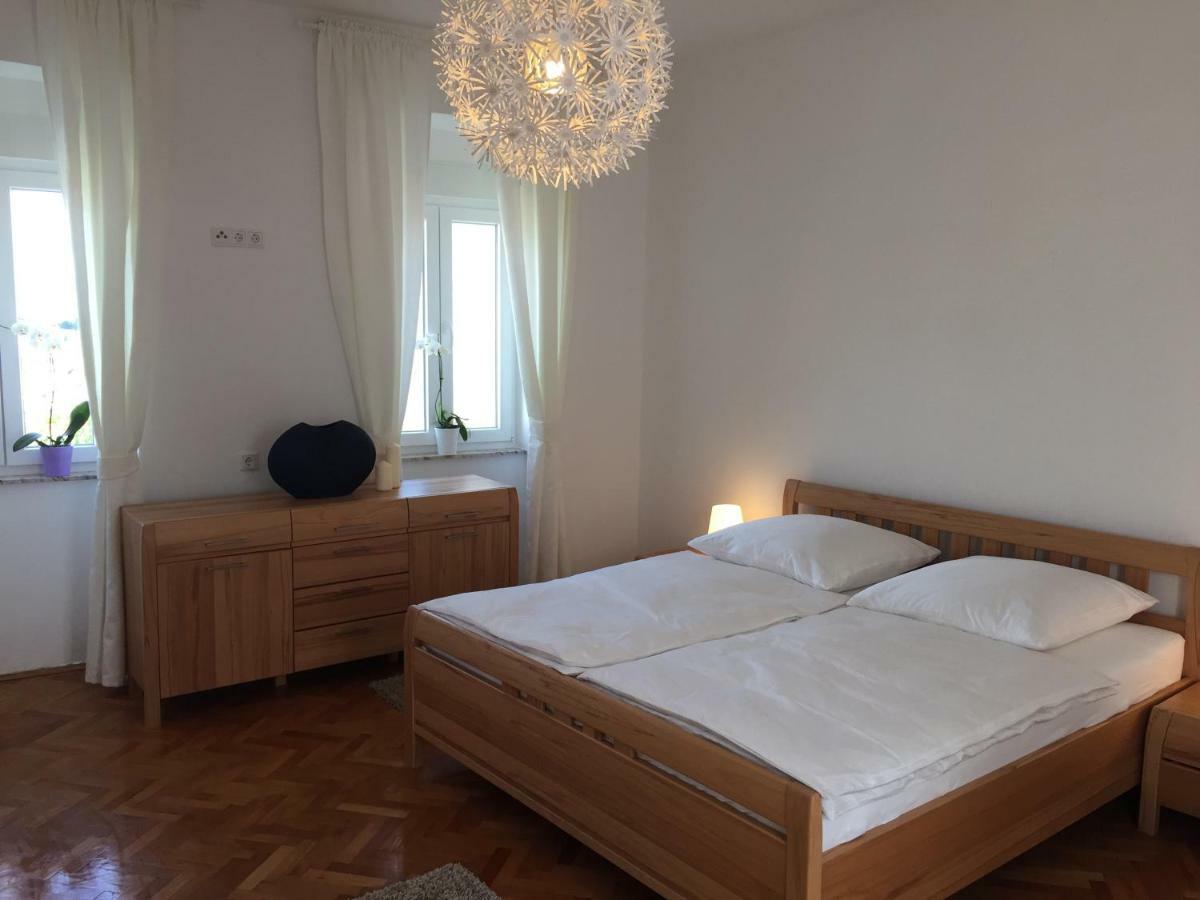 Central House Nona Crikvenica Buitenkant foto